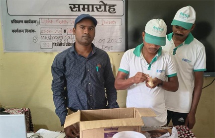 आत्मसमर्पित माओवादियों ने थामी तरक्की की डोर : बीजापुर के 32 पूर्व माओवादियों ने सीखा कुक्कुटपालन और बकरीपालन का गुर आत्मसमर्पित माओवादियों ने थामी तरक्की की डोर : बीजापुर के 32 पूर्व माओवादियों ने सीखा कुक्कुटपालन और बकरीपालन का गुर