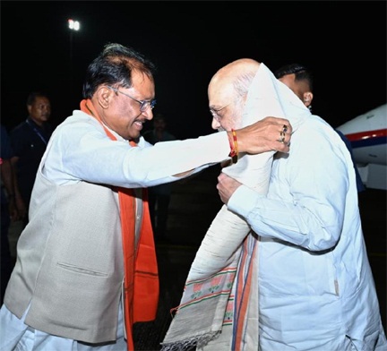 केंद्रीय गृह मंत्री अमित शाह का मुख्यमंत्री विष्णुदेव साय ने स्वामी विवेकानंद विमानतल पर किया आत्मीय स्वागत केंद्रीय गृह मंत्री अमित शाह का मुख्यमंत्री विष्णुदेव साय ने स्वामी विवेकानंद विमानतल पर किया आत्मीय स्वागत