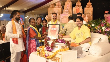 धीरेंद्र शास्त्री ने मुस्लिम परिवार का हिंदू धर्म में किया स्वागत धीरेंद्र शास्त्री ने मुस्लिम परिवार का हिंदू धर्म में किया स्वागत