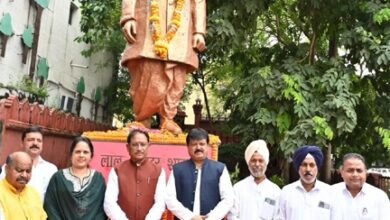 मुख्यमंत्री विष्णुदेव साय ने राष्ट्रपिता महात्मा गांधी और पूर्व प्रधानमंत्री लाल बहादुर शास्त्री की प्रतिमा पर किया माल्यार्पण