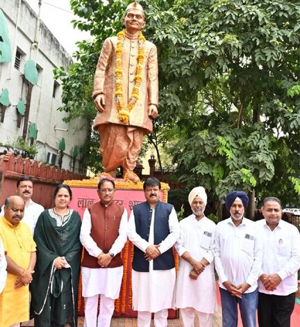 मुख्यमंत्री विष्णुदेव साय ने राष्ट्रपिता महात्मा गांधी और पूर्व प्रधानमंत्री लाल बहादुर शास्त्री की प्रतिमा पर किया माल्यार्पण मुख्यमंत्री विष्णुदेव साय ने राष्ट्रपिता महात्मा गांधी और पूर्व प्रधानमंत्री लाल बहादुर शास्त्री की प्रतिमा पर किया माल्यार्पण