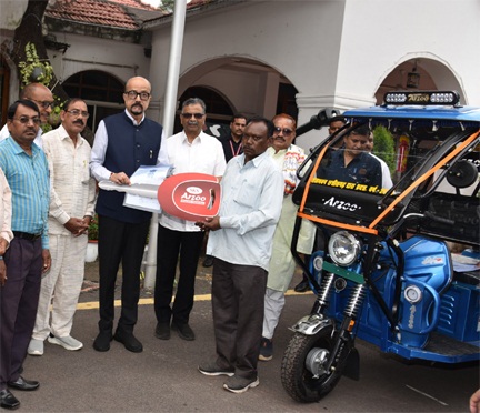 राज्यपाल डेका ने सरस्वती शिक्षा संस्थान को प्रदान किए चार ई-रिक्शे राज्यपाल डेका ने सरस्वती शिक्षा संस्थान को प्रदान किए चार ई-रिक्शे