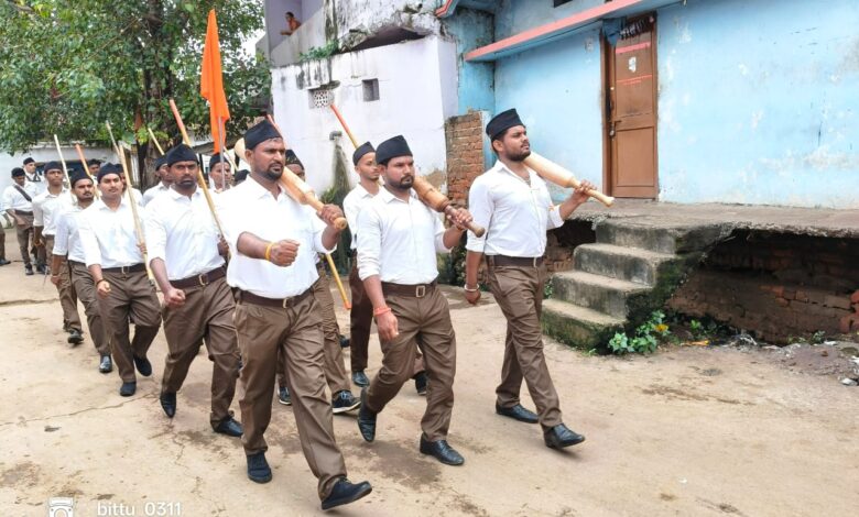 विजयादशमी उत्सव : उत्सा और जोश से लबरेज स्वयंसेवकों ने पूरे शान के साथ निकाला पथ संचलन विजयादशमी उत्सव : उत्सा और जोश से लबरेज स्वयंसेवकों ने पूरे शान के साथ निकाला पथ संचलन