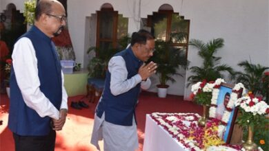 उप राष्ट्रपति, राज्यपाल एवं मुख्यमंत्री ने भारत रत्न डॉ. भूपेन हजारिका की पुण्यतिथि पर उन्हें किया नमन उप राष्ट्रपति, राज्यपाल एवं मुख्यमंत्री ने भारत रत्न डॉ. भूपेन हजारिका की पुण्यतिथि पर उन्हें किया नमन