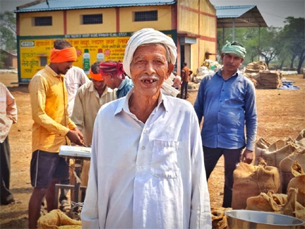 धान विक्रय में हुई सुगमता से प्रसन्नचित है बुजुर्ग किसान कोल्हु राम साहू