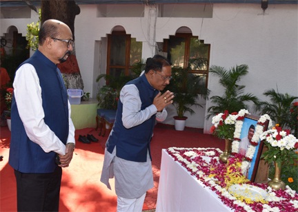 उप राष्ट्रपति, राज्यपाल एवं मुख्यमंत्री ने भारत रत्न डॉ. भूपेन हजारिका की पुण्यतिथि पर उन्हें किया नमन उप राष्ट्रपति, राज्यपाल एवं मुख्यमंत्री ने भारत रत्न डॉ. भूपेन हजारिका की पुण्यतिथि पर उन्हें किया नमन