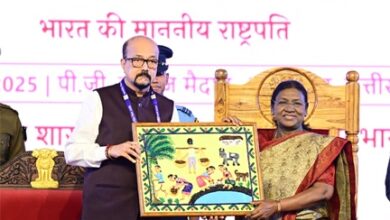 राष्ट्रपति मुर्मु के छत्तीसगढ़ आगमन पर राज्यपाल ने भेंट की भित्ती चित्रकारी की पेंटिंग