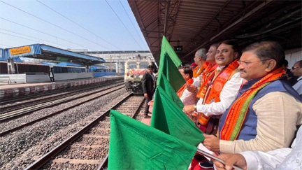 रामलला दर्शन योजना के तहत भारत गौरव स्पेशल ट्रेन राजनांदगांव से अयोध्या धाम के लिए रवाना