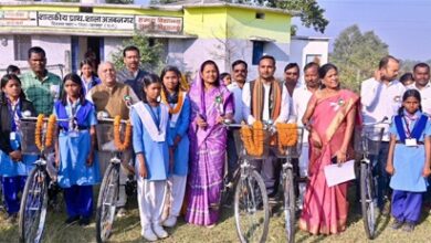 मंत्री लक्ष्मी राजवाड़े ने अजबनगर में सायकल वितरण कर विद्यार्थियों को किया प्रोत्साहित
