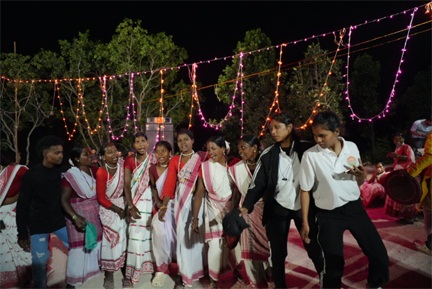 जशपुर जम्बुरी में लोक संस्कृति और प्रकृति का संगम : देशदेखा में पर्यटक झूमे लोक कलाकारों के साथ, चांदनी रात में किया स्टार ग्रेजिंग का आनंद