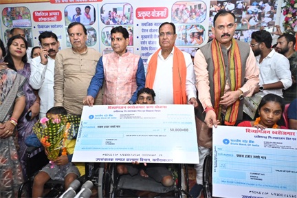 छत्तीसगढ़ राज्योत्सव का भव्य शुभारंभ, हितग्राहियों को मिला लाभ—सांस्कृतिक संध्या ने बांधा समां