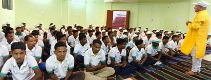 हिंसा और भय के रास्ते को छोड़ आत्म सुधार की राह पर पुनर्वासित माओवादी