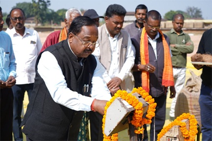 कृषि मंत्री नेताम ने बलरामपुर के डौरा-कोचली खरीदी केंद्र में धान खरीदी का किया शुभारंभ