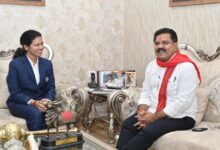उपमुख्यमंत्री विजय शर्मा मिले वर्ल्ड कप विजेता भारतीय महिला क्रिकेट टीम की फिजियोथेरेपिस्ट आकांक्षा सत्यवंशी से, दी शुभकामनाएं