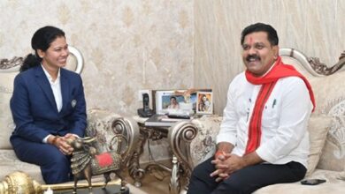 उपमुख्यमंत्री विजय शर्मा मिले वर्ल्ड कप विजेता भारतीय महिला क्रिकेट टीम की फिजियोथेरेपिस्ट आकांक्षा सत्यवंशी से, दी शुभकामनाएं