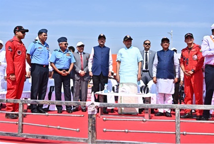 राज्योत्सव पर वायु सेना की टीम का रोमांचक एयर शो, सेंध जलाशय के ऊपर आसमां में गूंजा ‘जय जोहार’ और ‘छत्तीसगढ़िया सबले बढ़िया’ राज्योत्सव पर वायु सेना की टीम का रोमांचक एयर शो, सेंध जलाशय के ऊपर आसमां में गूंजा ‘जय जोहार’ और ‘छत्तीसगढ़िया सबले बढ़िया’