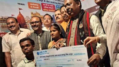 कृषि मंत्री नेताम ने राज्योत्सव में 6 दिव्यांगजनों को सहायक उपकरण एवं आर्थिक सहायता प्रदान की