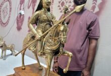 राज्योत्सव शिल्पग्राम में लोगों को आकर्षित कर रहा है छत्तीसगढ़ की पारंपरिक ढोकरा शिल्प