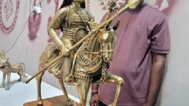 राज्योत्सव शिल्पग्राम में लोगों को आकर्षित कर रहा है छत्तीसगढ़ की पारंपरिक ढोकरा शिल्प