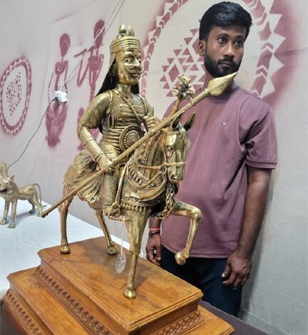 राज्योत्सव शिल्पग्राम में लोगों को आकर्षित कर रहा है छत्तीसगढ़ की पारंपरिक ढोकरा शिल्प