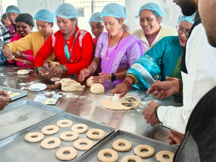 एनआईएफटीईएम ने दिया मोटे अनाज से बेकरी उत्पाद निर्माण का जशपुर में प्रशिक्षण एनआईएफटीईएम ने दिया मोटे अनाज से बेकरी उत्पाद निर्माण का जशपुर में प्रशिक्षण