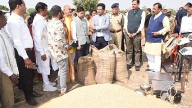 दुर्ग जिले के प्रभारी सचिव सोनमणि बोरा धान उपार्जन केंद्रों में खरीदी व्यवस्था का लिया जायजा