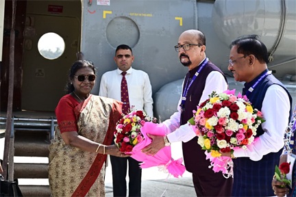 राष्ट्रपति मुर्मु का अंबिकापुर में आत्मीय स्वागत राष्ट्रपति मुर्मु का अंबिकापुर में आत्मीय स्वागत