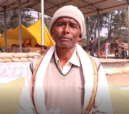 किसानों के चेहरे खिले बच्चों की पढ़ाई और घर निर्माण में करेंगे राशि का उपयोग किसानों के चेहरे खिले बच्चों की पढ़ाई और घर निर्माण में करेंगे राशि का उपयोग