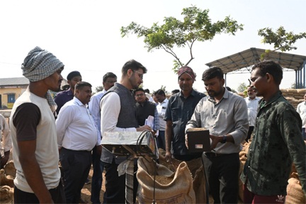 बलौदा बाजार कलेक्टर ने सहकारी समिति सुहेला में धान खरीदी कार्य का किया निरीक्षण