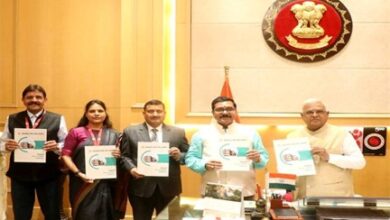 राज्यपाल पटेल को म.प्र. लोक सेवा आयोग का 68वां वार्षिक प्रतिवेदन किया भेंट