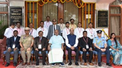 उप राष्ट्रपति ने राजभवन परिवार के साथ कराई फोटोग्राफी उप राष्ट्रपति ने राजभवन परिवार के साथ कराई फोटोग्राफी