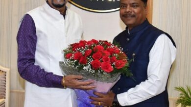 राज्यपाल डेका से वन मंत्री केदार कश्यप ने की सौजन्य भेंट