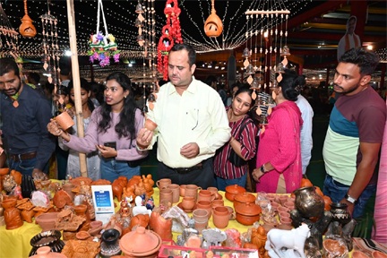 राज्योत्सव शिल्पग्राम में जमकर हो रही टेराकोटा शिल्प की खरीददारी राज्योत्सव शिल्पग्राम में जमकर हो रही टेराकोटा शिल्प की खरीददारी