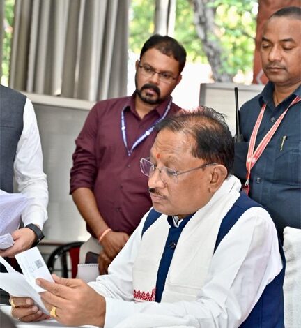 जनदर्शन : मुख्यमंत्री विष्णु देव साय ने आमजन की समस्याएँ सुनीं, मौके पर दिए त्वरित समाधान जनदर्शन : मुख्यमंत्री विष्णु देव साय ने आमजन की समस्याएँ सुनीं, मौके पर दिए त्वरित समाधान