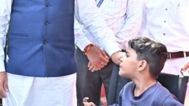 पैरों से चित्र उकेरने वाली पूनम बिटिया के जीवन में मुख्यमंत्री ने भरी नई उम्मीद- अब विशेष विद्यालय में मिलेगा शिक्षण और छात्रवृत्ति