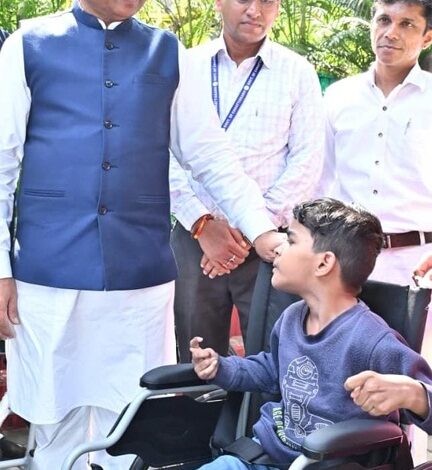 पैरों से चित्र उकेरने वाली पूनम बिटिया के जीवन में मुख्यमंत्री ने भरी नई उम्मीद- अब विशेष विद्यालय में मिलेगा शिक्षण और छात्रवृत्ति