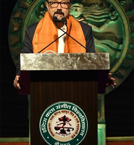 राज्यपाल रमेन डेका खैरागढ़ महोत्सव के समापन समारोह में हुए शामिल