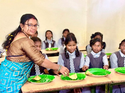 शिक्षिका ने अपने जन्मदिवस पर दिया न्यौता भोज
