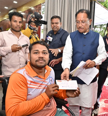 दिव्यांग रग्बी खिलाड़ी की मदद के लिए मुख्यमंत्री आगे आए- जनदर्शन में स्वीकृत किया 90 हजार रुपए का आर्थिक अनुदान
