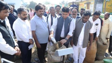 राजस्व मंत्री टंकराम वर्मा ने कांकेर जिला के मालगांव खरीदी केन्द्र में पूजा अर्चना कर धान खरीदी का किया शुभारंभ