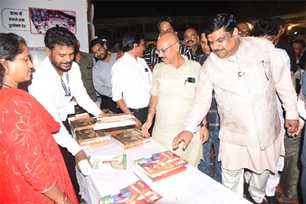 रजत जयंती महोत्सव 2025 : स्कूल शिक्षा मंत्री यादव ने किया स्टॉलों का अवलोकन, योजनाओं की सराहना की रजत जयंती महोत्सव 2025 : स्कूल शिक्षा मंत्री यादव ने किया स्टॉलों का अवलोकन, योजनाओं की सराहना की