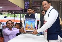 जनदर्शन में अद्भुत दृश्य—भिलाई के अंकुश देवांगन ने मुख्यमंत्री को भेंट की संगमरमर पर बनी प्रधानमंत्री नरेंद्र मोदी की सूक्ष्म प्रतिमा