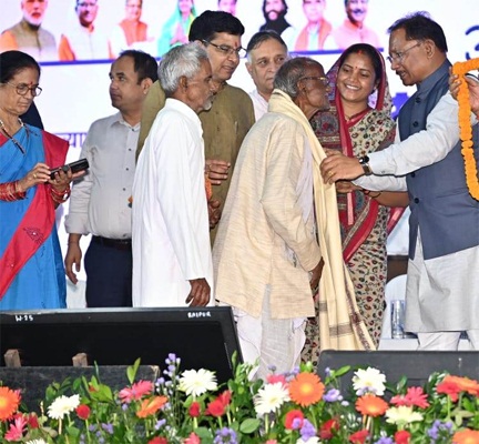 वरिष्ठ नागरिकों के सम्मान, सुरक्षा और कल्याण के लिए प्रतिबद्ध – छत्तीसगढ़ का आदर्श मॉडल वरिष्ठ नागरिकों के सम्मान, सुरक्षा और कल्याण के लिए प्रतिबद्ध – छत्तीसगढ़ का आदर्श मॉडल