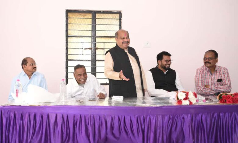 जनविश्वास से जनसेवा तक—राजातालाब में संवर उठा समिति भवन का नया रूप”