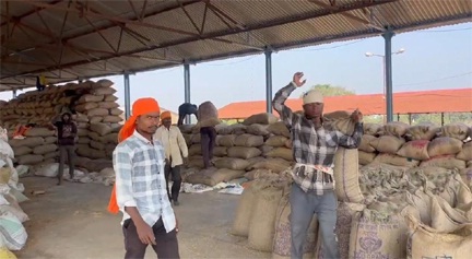 कृषक दिनेश ने आसानी से बेचा अपना धान, खरीदी केन्द्र की बेहतर व्यवस्था पर जताई खुशी कृषक दिनेश ने आसानी से बेचा अपना धान, खरीदी केन्द्र की बेहतर व्यवस्था पर जताई खुशी