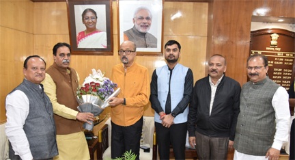 राज्यपाल रमेन डेका से विधायक मूणत ने सौजन्य भेंट की