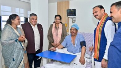 पर्यटन एवं संस्कृति मंत्री राजेश अग्रवाल ने निजी अस्पताल में लुंड्रा विधायक प्रबोध मिंज से भेंट कर उनका कुशलक्षेम जाना एवं उनके शीघ्र स्वस्थ होने की कामना की