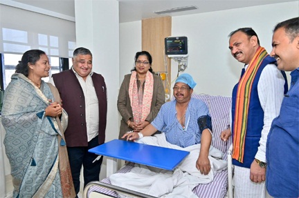 पर्यटन एवं संस्कृति मंत्री राजेश अग्रवाल ने निजी अस्पताल में लुंड्रा विधायक प्रबोध मिंज से भेंट कर उनका कुशलक्षेम जाना एवं उनके शीघ्र स्वस्थ होने की कामना की