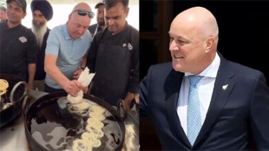 PM क्रिस्टोफर लक्सन ने बनाई जलेबी PM क्रिस्टोफर लक्सन ने बनाई जलेबी