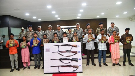 गढ़चिरौली में 82 लाख के इनामी 11 माओवादियों ने डाले हथियार